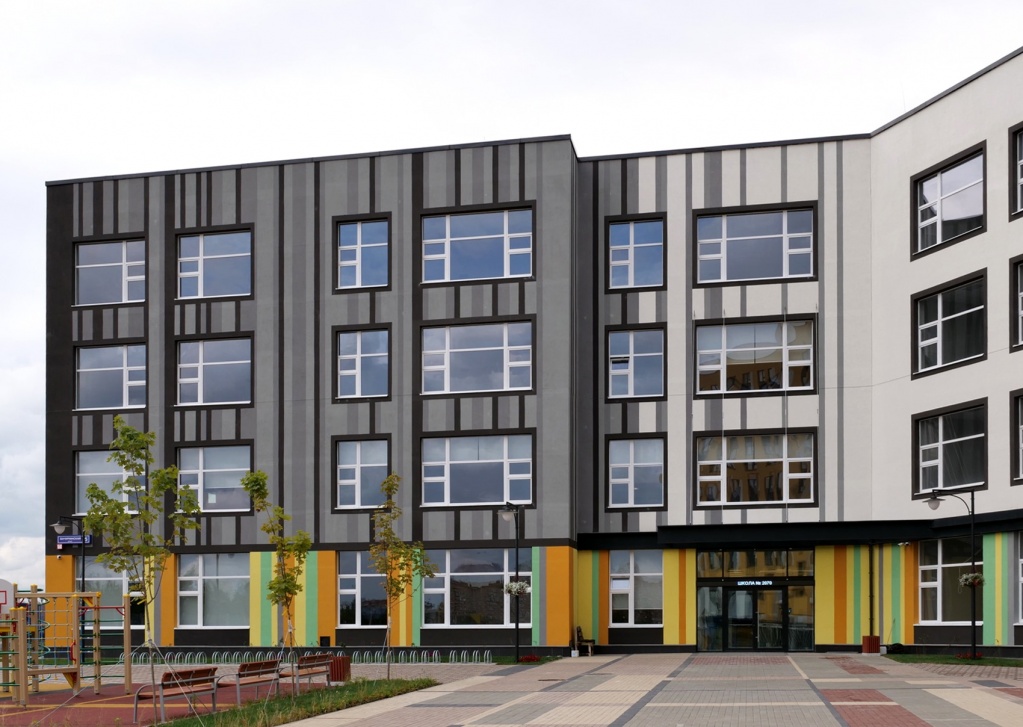 Здание школы №2070 построено за счет средств концерна «Крост» в составе жилого комплекса «Новая Звезда». 