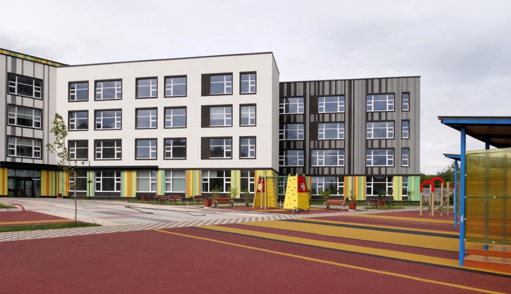 Здание школы №2070 построено за счет средств концерна «Крост» в составе жилого комплекса «Новая Звезда»